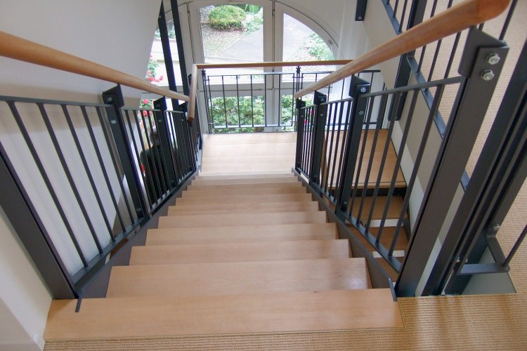 Treppe mit Edelstahl Geländer