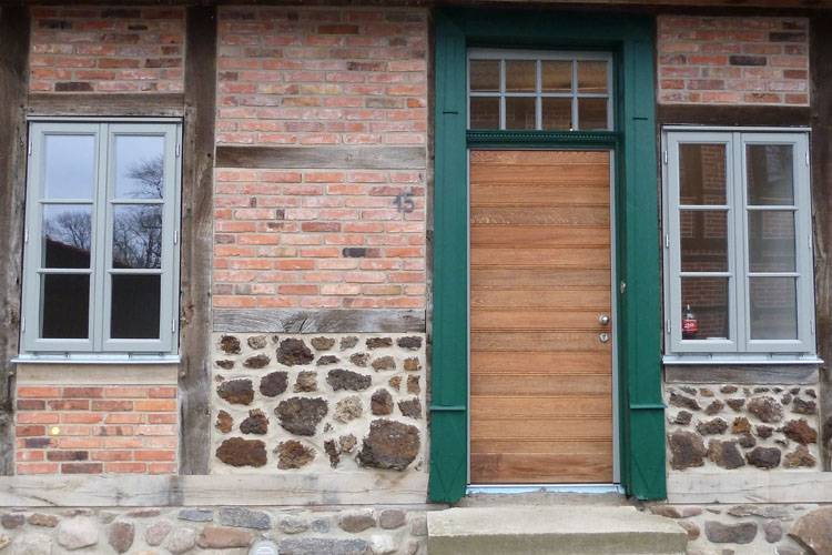 Holzfenster und Holztüren