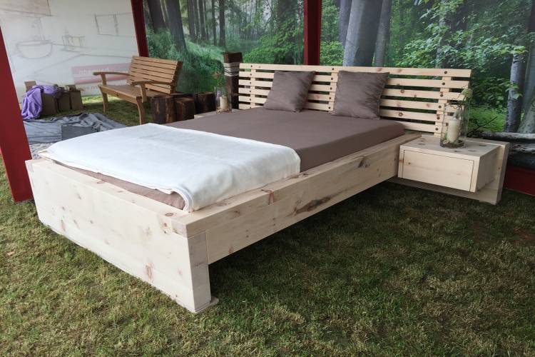 Bett aus Naturholz